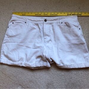 EST. 1948 18W White Jean Shorts
